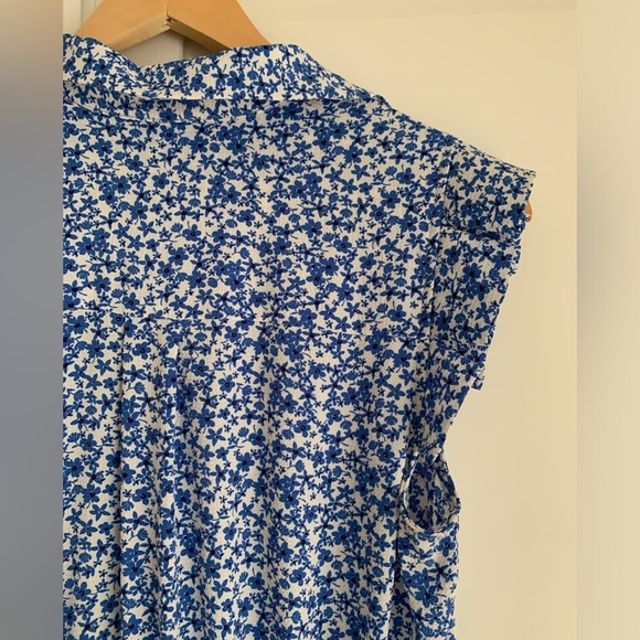 Floral dress with pockets, arrives at knee or slightly below knee. - Picture 6 of 9